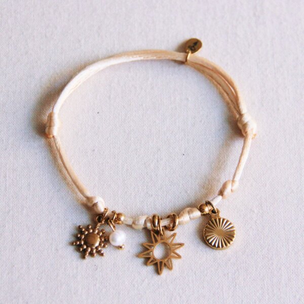 Satijnen bedelarmband met zon en mini -parel - zand